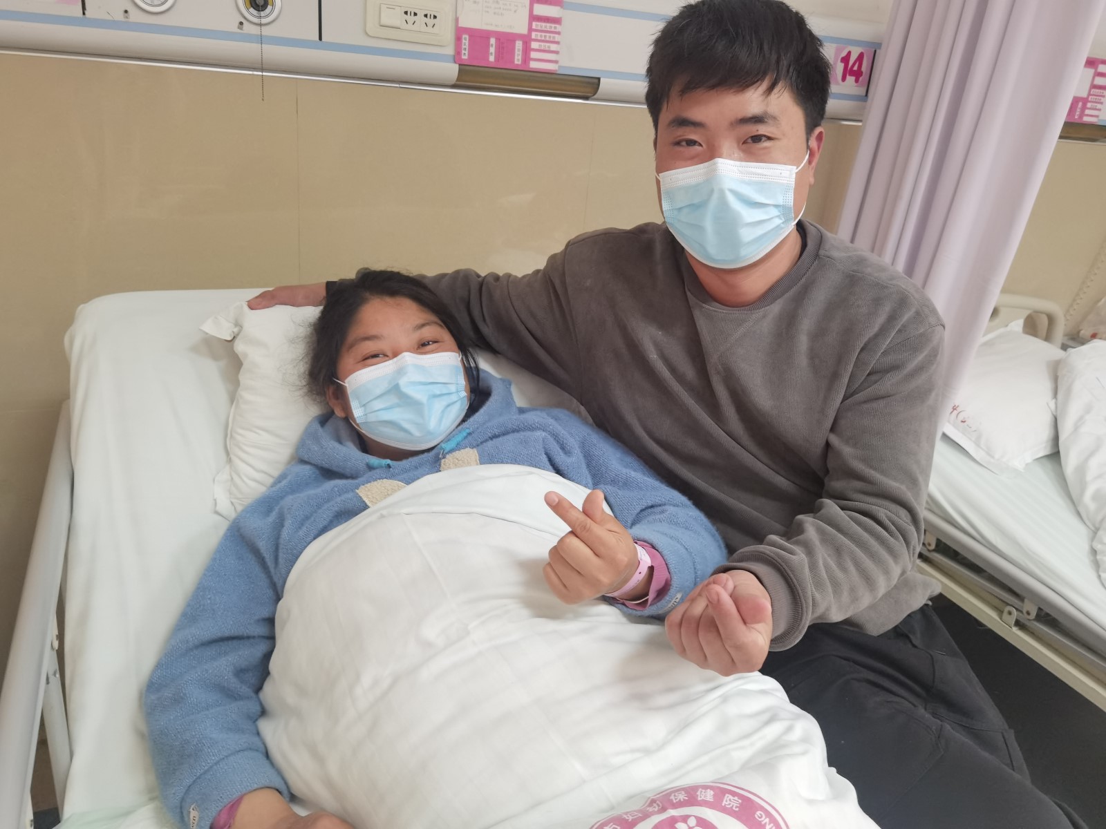 驚險(xiǎn)！二胎孕婦私家車內(nèi)分娩，婦幼醫(yī)護(hù)合力施救