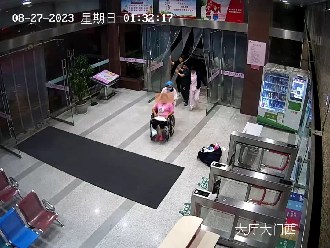 二胎孕媽私家車上分娩，醫(yī)護黑夜中上演生死時速