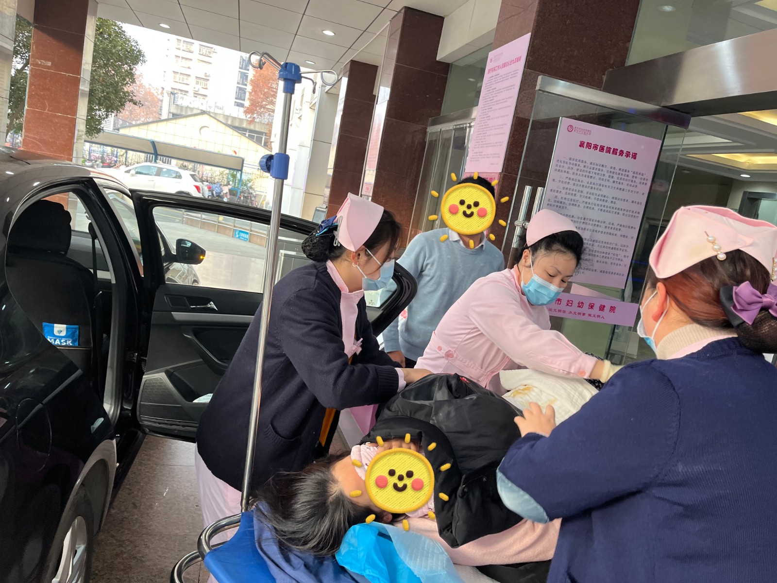 母女平安！二胎孕婦在私家車內(nèi)分娩，醫(yī)護飛奔救治