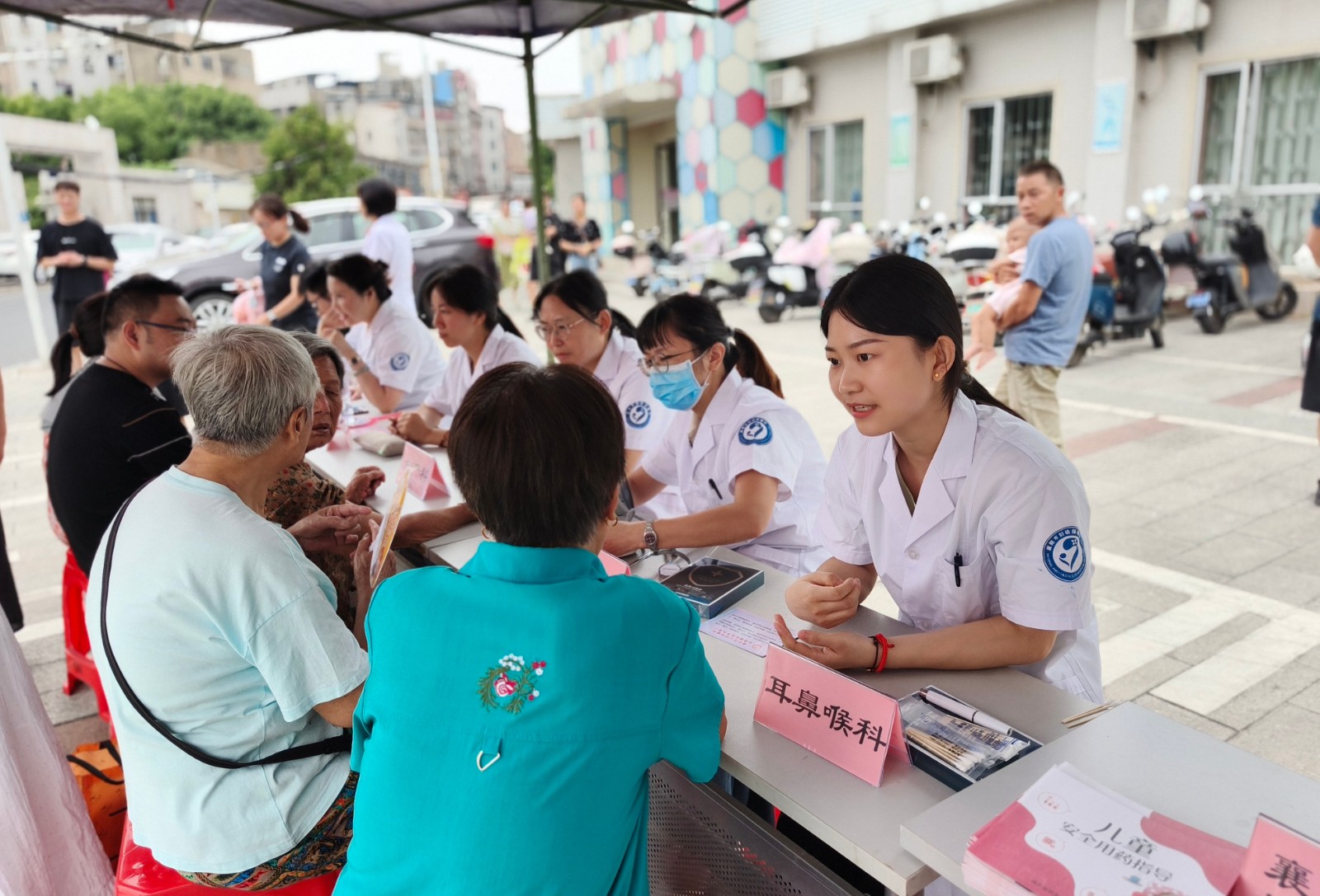 襄陽市婦幼保健院與多部門聯(lián)動舉辦全國藥品安全宣傳周義診活動